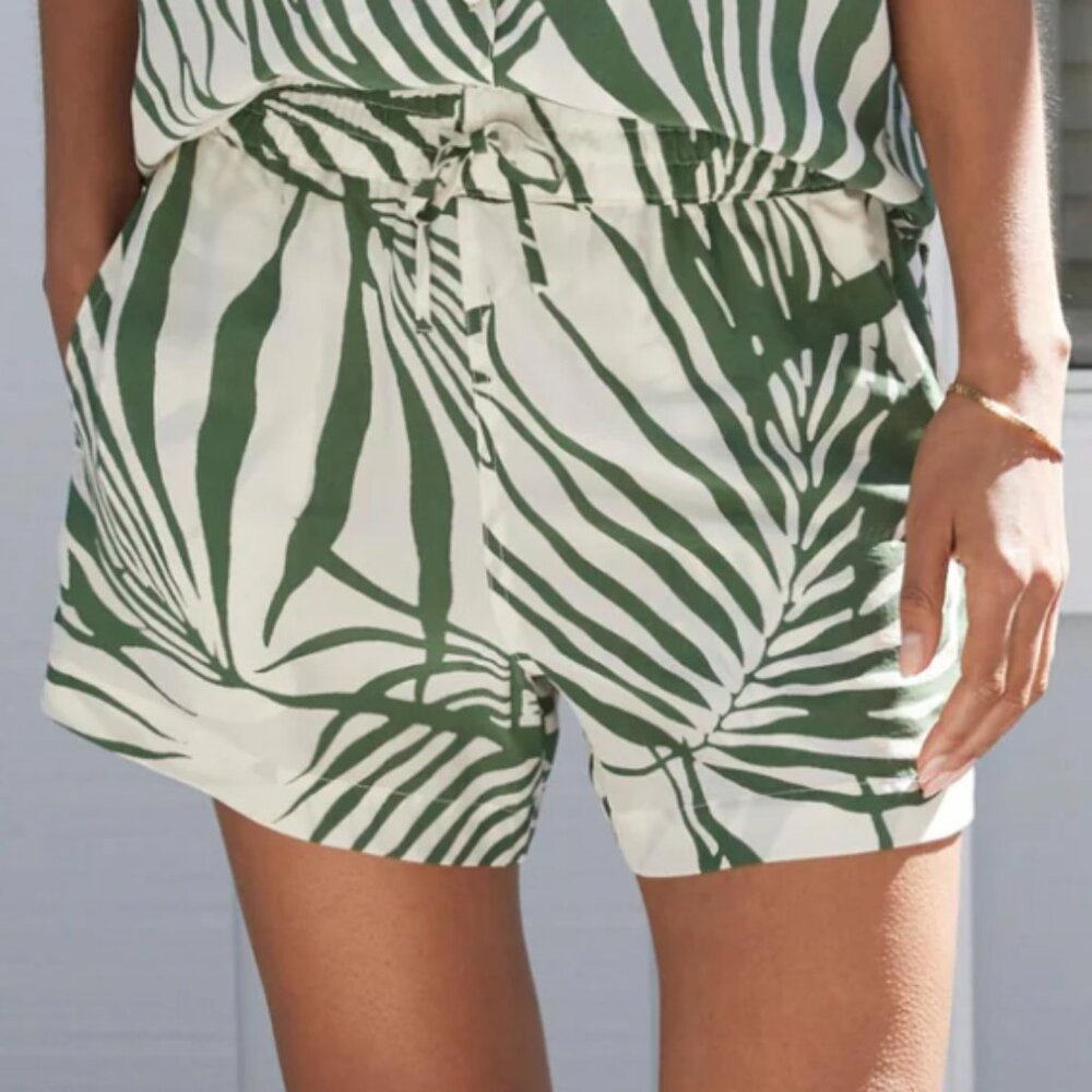 NEW! AYR The Staycation Short in Size L